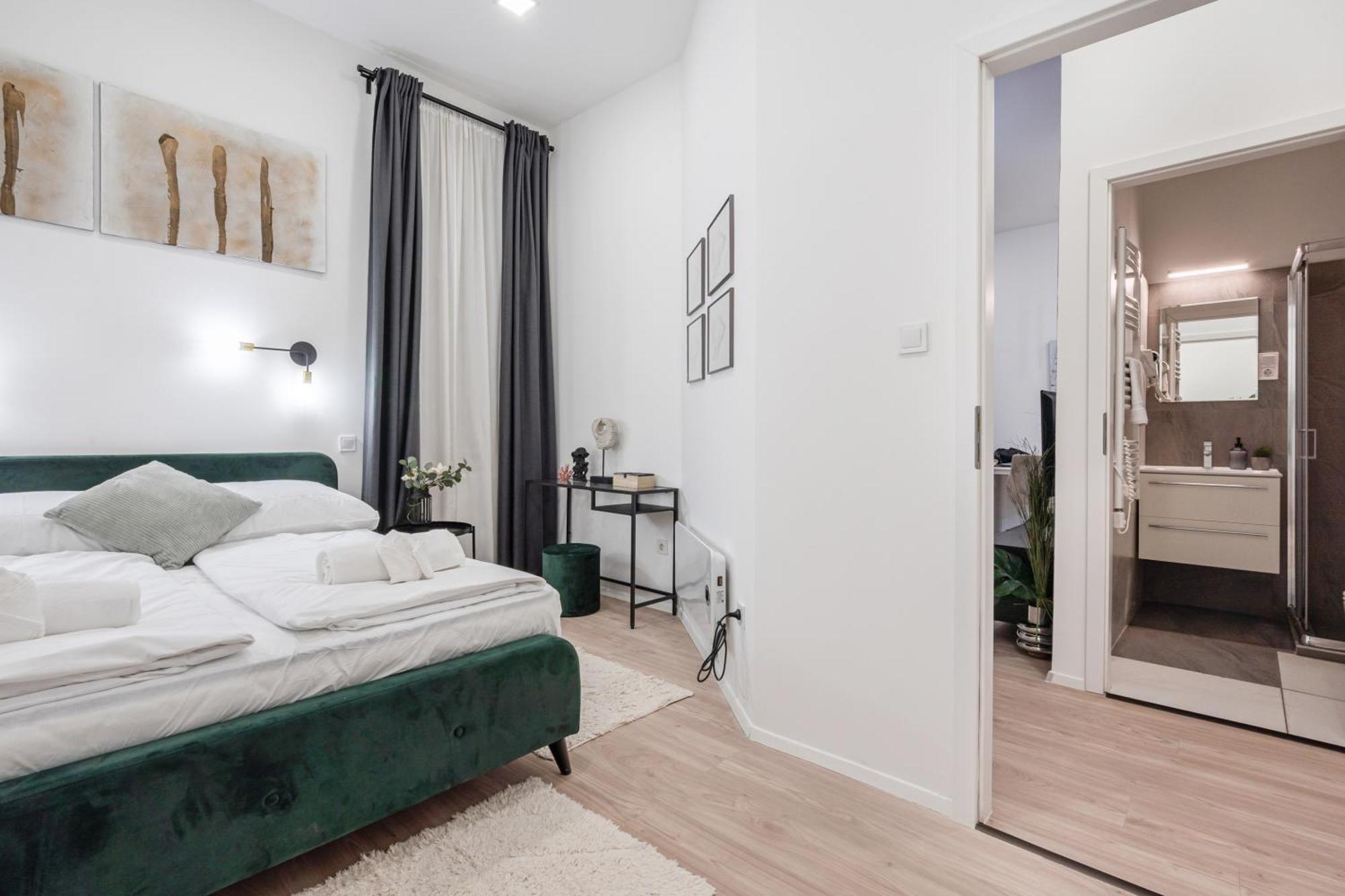 Apartamento Kl31 - Urban Escape - Prime Location - Klauzal Square By Bqa Budapest Exterior foto