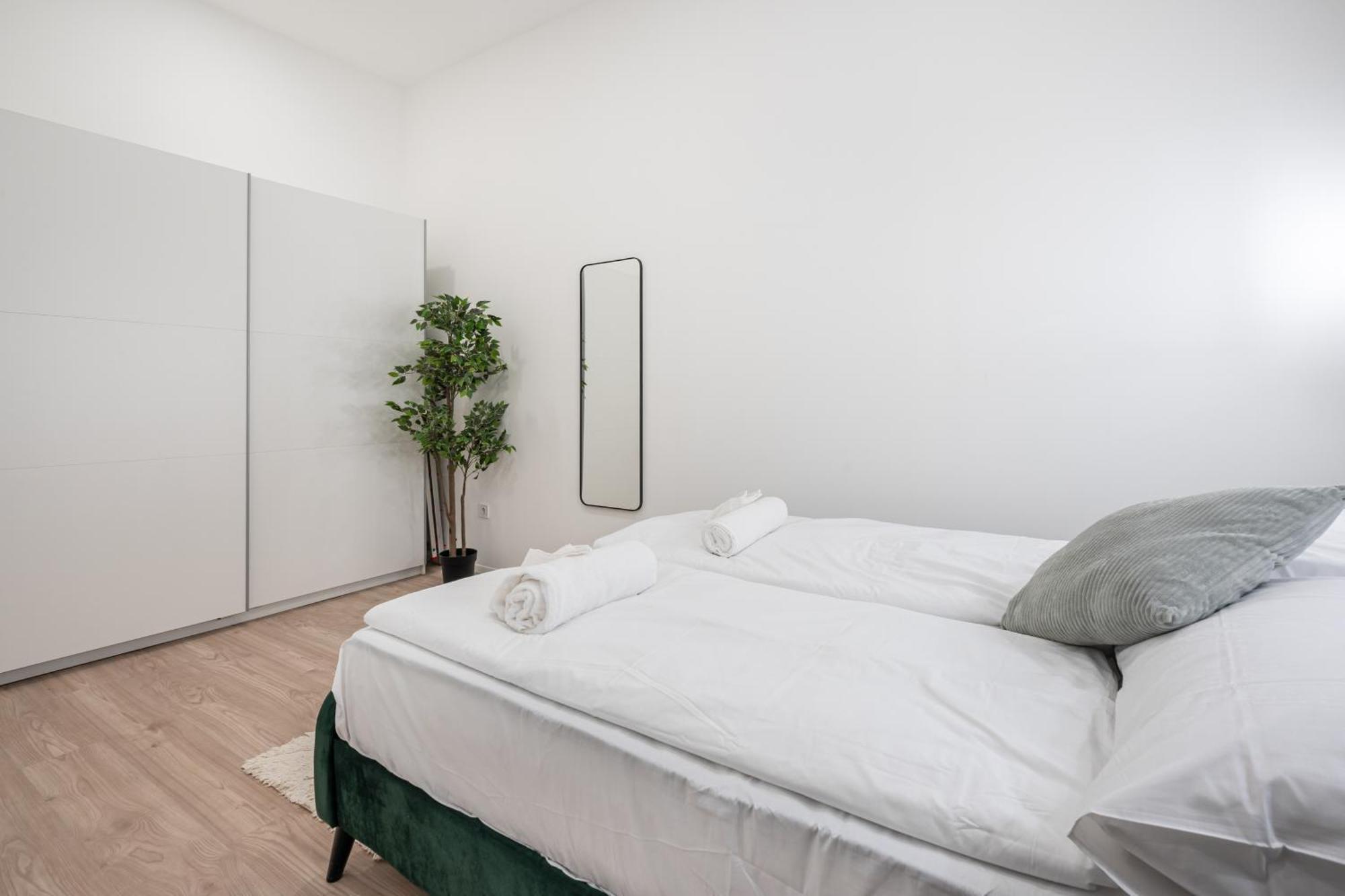 Apartamento Kl31 - Urban Escape - Prime Location - Klauzal Square By Bqa Budapest Exterior foto