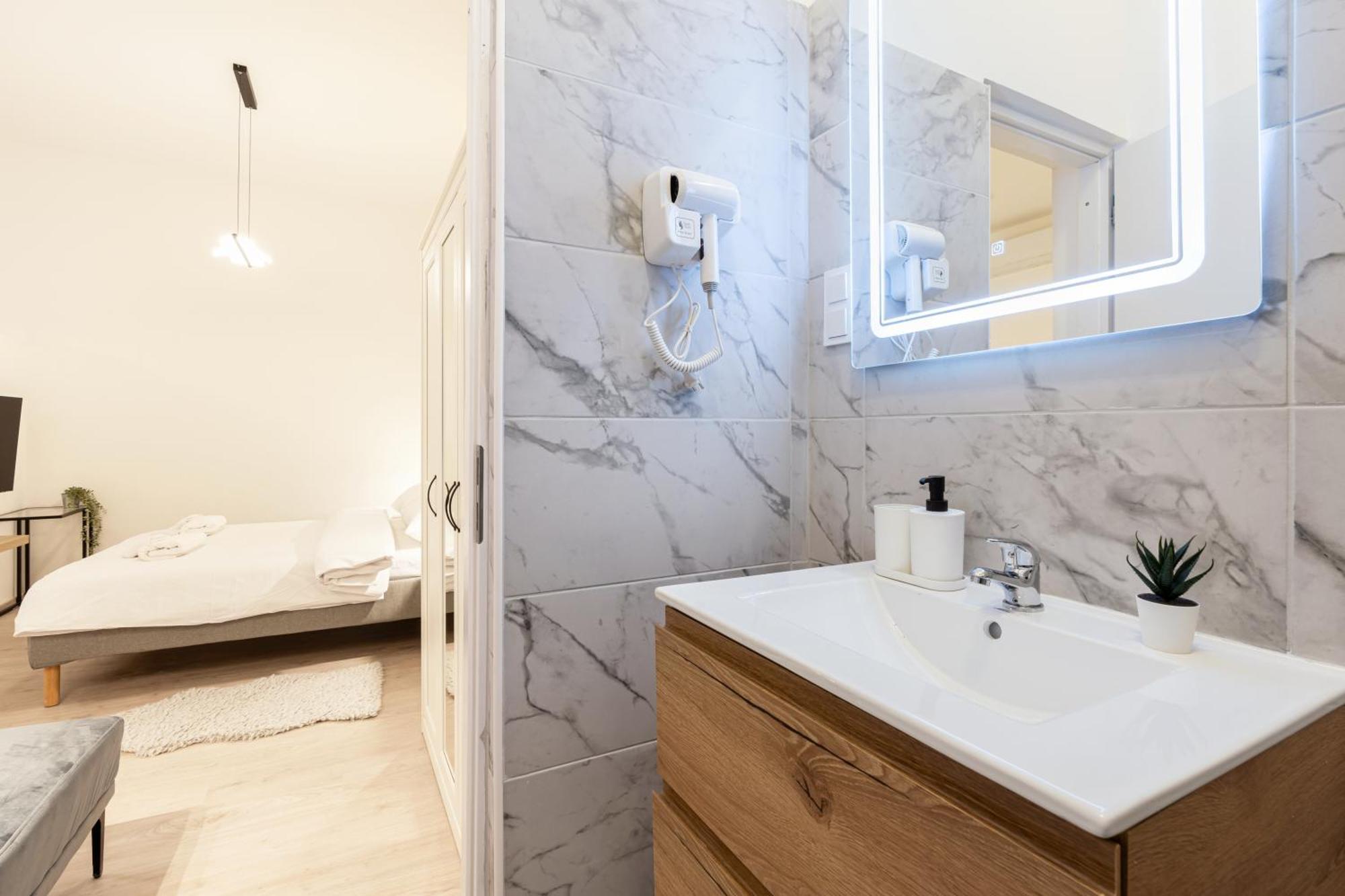 Apartamento Kl31 - Urban Escape - Prime Location - Klauzal Square By Bqa Budapest Exterior foto